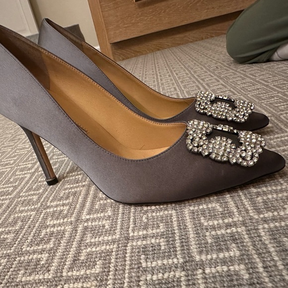 New Manolo Blahnik Hangisi Pump Satin Grey - Picture 4 of 8